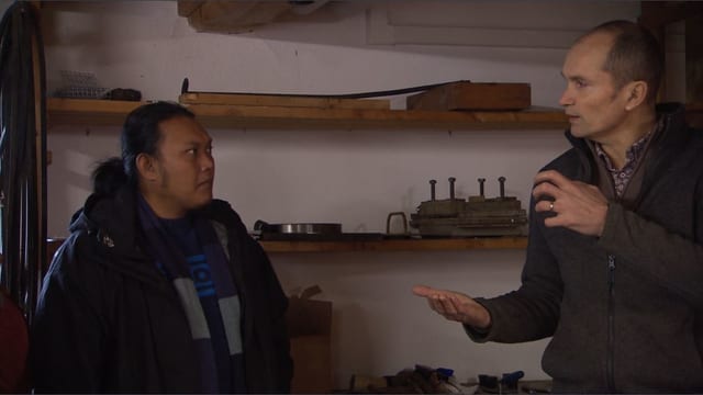 Ein Schweizer Bauer erklärt einem indonesischen die Rapsöl-Produktion Ein Schweizer Bauer erklärt einem indonesischen die Rapsöl-Produktion