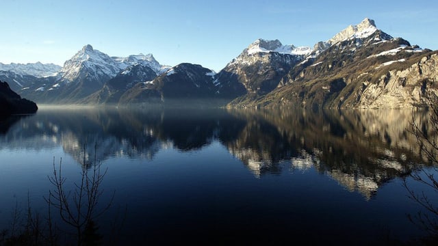 Berge spiegeln sich im See. Berge spiegeln sich im See.