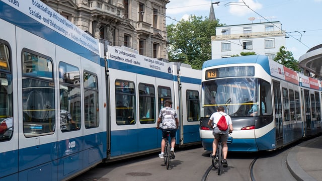 Zwei Velofahrer zwischen Trams eingeklemmt. Zwei Velofahrer zwischen Trams eingeklemmt.