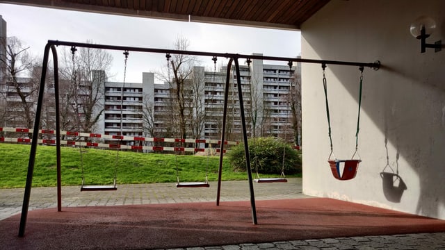 Ein Spielplatz bei einem Wohnblock Ein Spielplatz bei einem Wohnblock