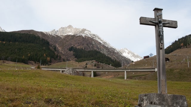 Da la Val Pulanera (sanester) e la Val Milà (dretg) pon lavinas vegnir giuadora. Da la Val Pulanera (sanester) e la Val Milà (dretg) pon lavinas vegnir giuadora.