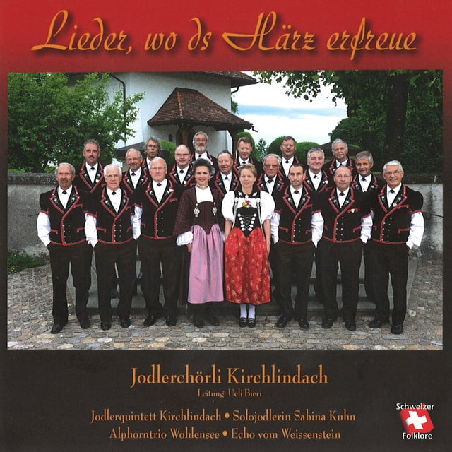Jodlerchörli in Trachten vor Kirche. Jodlerchörli in Trachten vor Kirche.