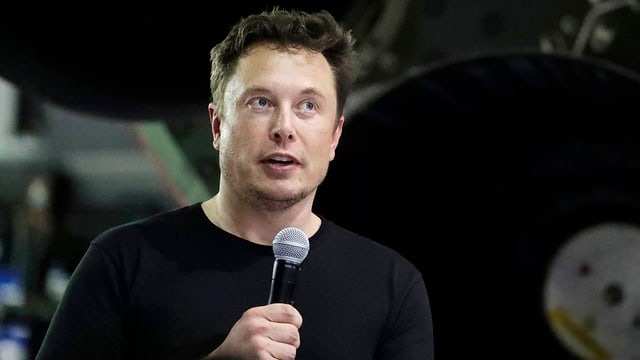 Elon Musk, Mikrofon in der Hand haltend Elon Musk, Mikrofon in der Hand haltend