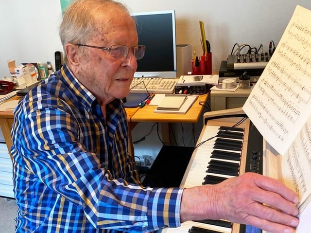 Senior am Klavier Senior am Klavier