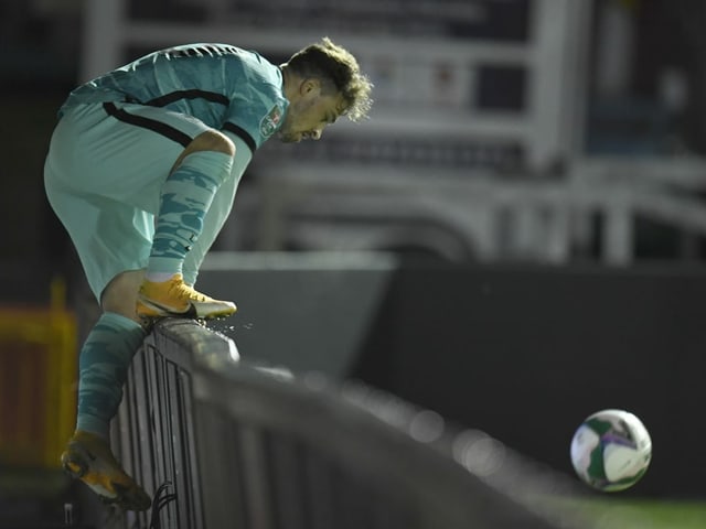 Xherdan Shaqiri klettert über eine Absperrung. Xherdan Shaqiri klettert über eine Absperrung.
