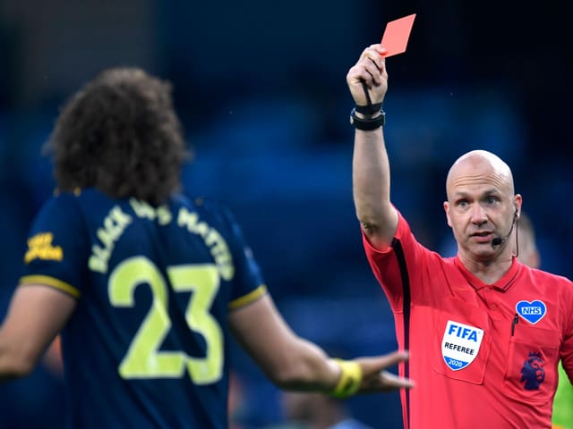 Schiedsrichter zeigt David Luiz die rote Karte