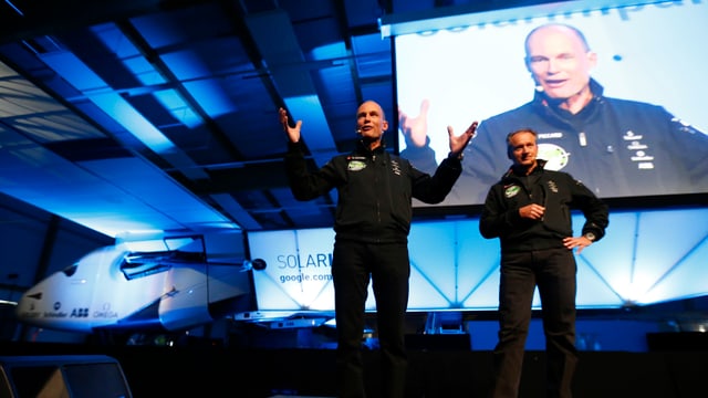Pilot Bertrand Piccard und Co-Pilot André Borschberg stellen ihr neues «Solor Impulse 2» zum ersten Mal der Öffentlichkeit vor. Pilot Bertrand Piccard und Co-Pilot André Borschberg stellen ihr neues «Solor Impulse 2» zum ersten Mal der Öffentlichkeit vor.