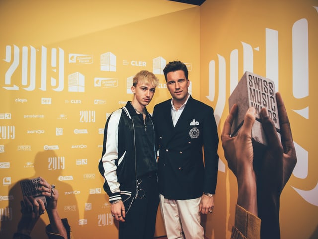 DJ Antoine posiert mit seinem Sohn am red Carpet.