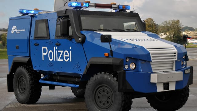 Gepanzertes blauweisses Fahrzeug Gepanzertes blauweisses Fahrzeug