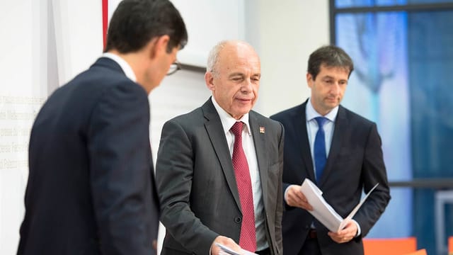 Maurer an Medienkonferenz Maurer an Medienkonferenz