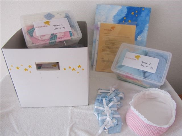 Eine Box mit Kinderkleidern. Eine Box mit Kinderkleidern.