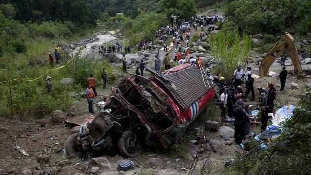 Der zerstörte Bus in einer Schlucht. Der zerstörte Bus in einer Schlucht.