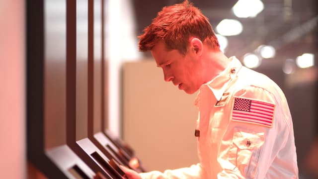 Ein Astronaut führt psychologische Tests auf und blickt auf einen Bildschirm. Ein Astronaut führt psychologische Tests auf und blickt auf einen Bildschirm.