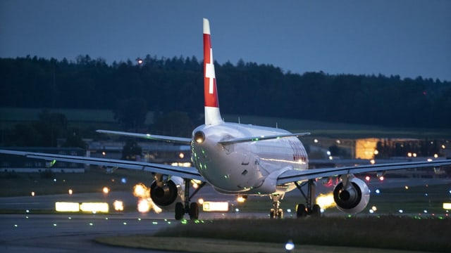 Flugzeug auf Startpiste. Flugzeug auf Startpiste.