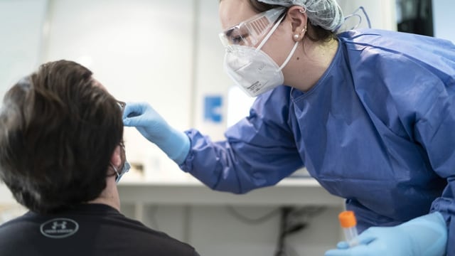 Covid-Schnelltest im Triemli-Spital in Zürich Covid-Schnelltest im Triemli-Spital in Zürich