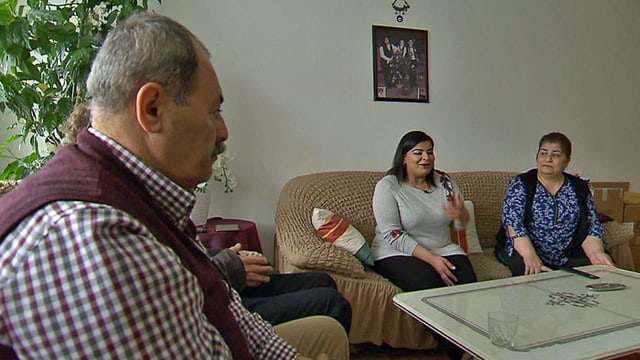Familie Arslan sitzt um einen Tisch. Familie Arslan sitzt um einen Tisch.