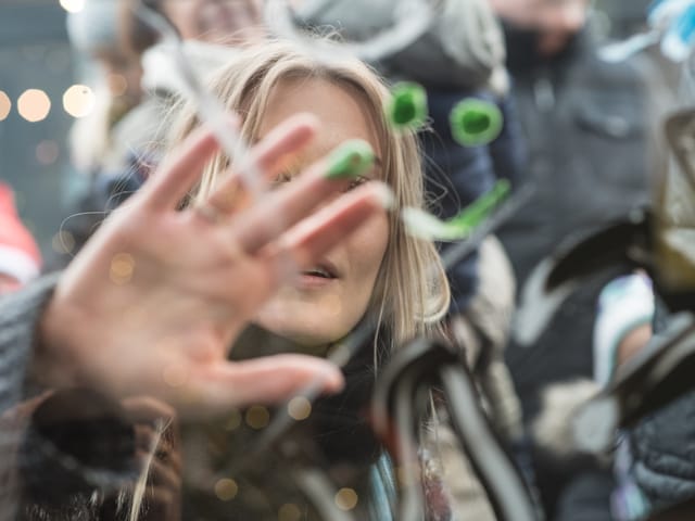 Zusammen mit Kindern bemalten Dominique Rinderknecht und Tamy Glauser die Glasbox.