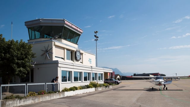 Piste mit Flugzeuge, Tower daneben. Piste mit Flugzeuge, Tower daneben.