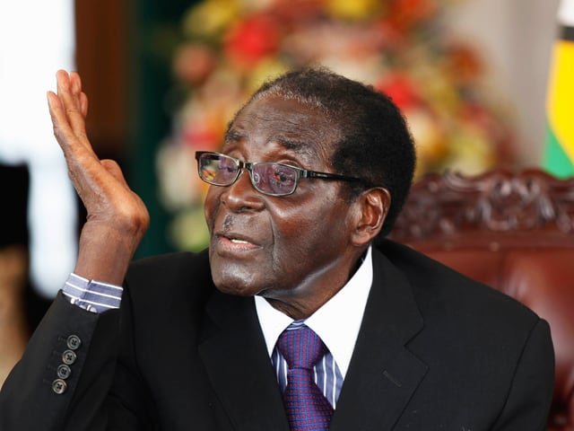 Nahaufnahme von Mugabe während eines Interviews. Nahaufnahme von Mugabe während eines Interviews.