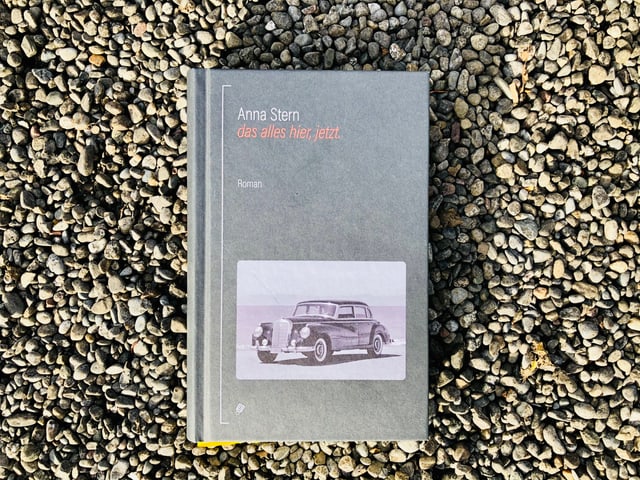 «das alles hier, jetzt» von Anna Stern liegt auf einem Kiesboden «das alles hier, jetzt» von Anna Stern liegt auf einem Kiesboden