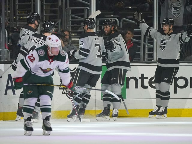 Im Hintergrund bejubeln die Kings einen ihrer sieben Treffer, vorne ist Kevin Fiala bedient. Im Hintergrund bejubeln die Kings einen ihrer sieben Treffer, vorne ist Kevin Fiala bedient.