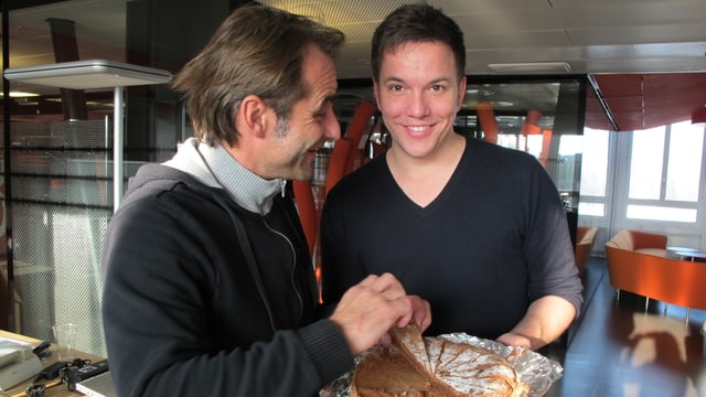 Thomy Scherrer und Sven Epiney mit Schoggikuchen. Thomy Scherrer und Sven Epiney mit Schoggikuchen.