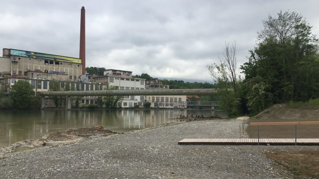 Altes Industrieareal mit hohem Kamin. Altes Industrieareal mit hohem Kamin.