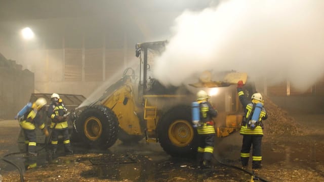 Feuerwehrleute bei der Brandbekämpfung. Feuerwehrleute bei der Brandbekämpfung.