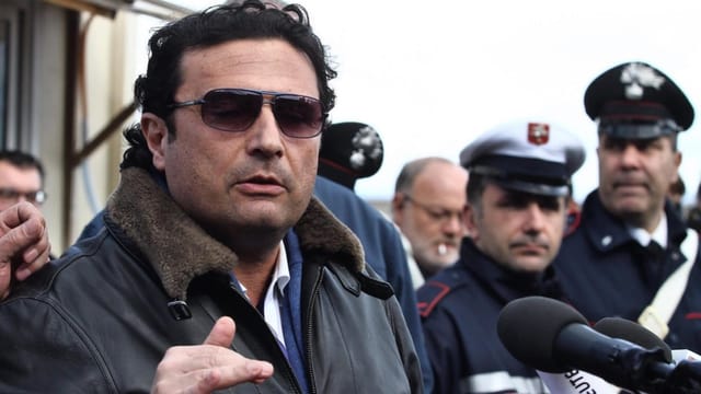 Costa Concordia-Kapitän Francesco Schettino vor zahlreichen Mikrofonen. Costa Concordia-Kapitän Francesco Schettino vor zahlreichen Mikrofonen.