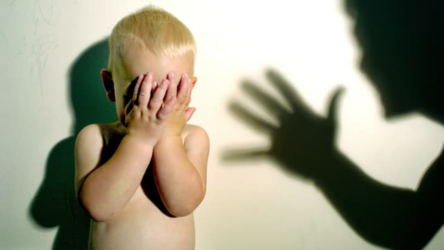 symbolbild. Kleines Kind hält die Hände vors Gesicht. Hand holt zum Schlag aus. symbolbild. Kleines Kind hält die Hände vors Gesicht. Hand holt zum Schlag aus.
