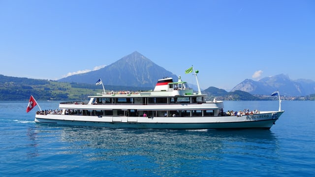 Motorschiff Bubenberg in der Beatenbucht vor der Kulisse des Niesen. Motorschiff Bubenberg in der Beatenbucht vor der Kulisse des Niesen.