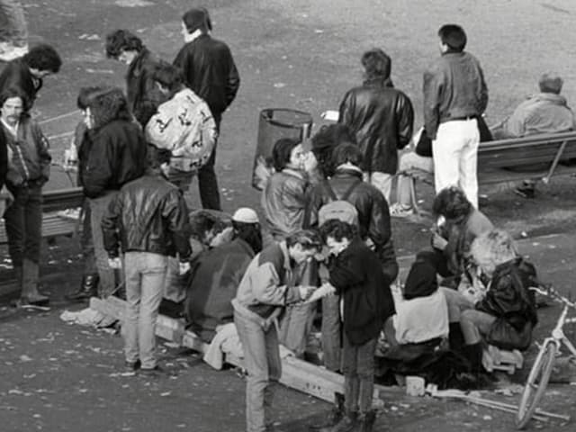 Junkies treffen sich auf dem Zürcher Platzspitz. Junkies treffen sich auf dem Zürcher Platzspitz.