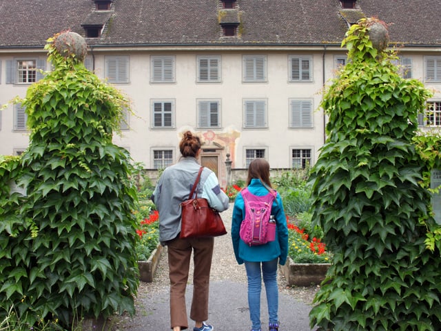 Reporterin Dania und Kinderreporterin Elena betreten den Garten
