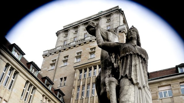 Eine Steinstatue vor der Uni Zürich Eine Steinstatue vor der Uni Zürich