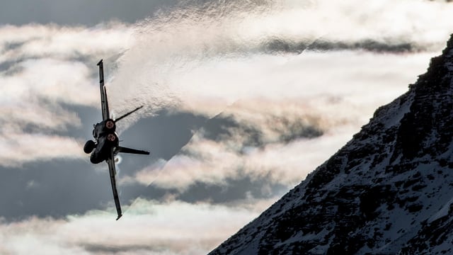 F/A-18 fliegt an Berg vorbei. F/A-18 fliegt an Berg vorbei.
