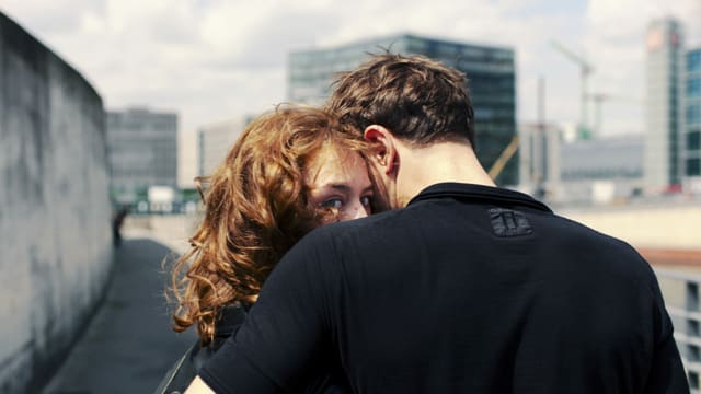 Paula Beer flaniert in den Armen von Franz Rogowski durch das urbane Berlin. Paula Beer flaniert in den Armen von Franz Rogowski durch das urbane Berlin.