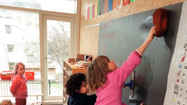 Kinder putzen die Wandtafel Kinder putzen die Wandtafel