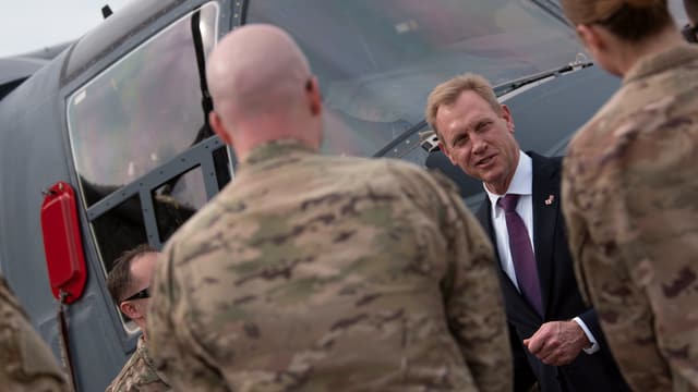 Patrick Shanahan mit Soldaten Patrick Shanahan mit Soldaten