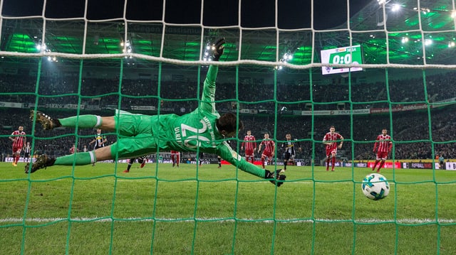 Gladbachs Hazard trifft vom Punkt zum 1:0. Gladbachs Hazard trifft vom Punkt zum 1:0.