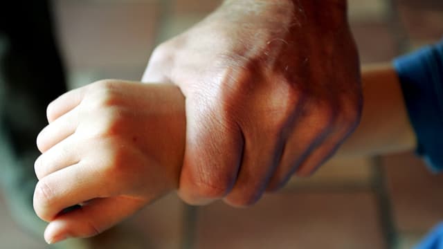 Männerhand umklammert Kinderhand. Männerhand umklammert Kinderhand.