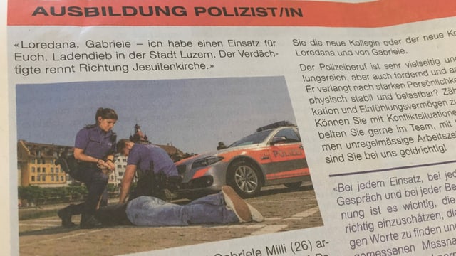 Inserat der Luzerner Polizei: Zwei Polizisten halten einen Mann fest, eine Polizistin drückt ihn mit dem Knie auf den Boden. Inserat der Luzerner Polizei: Zwei Polizisten halten einen Mann fest, eine Polizistin drückt ihn mit dem Knie auf den Boden.