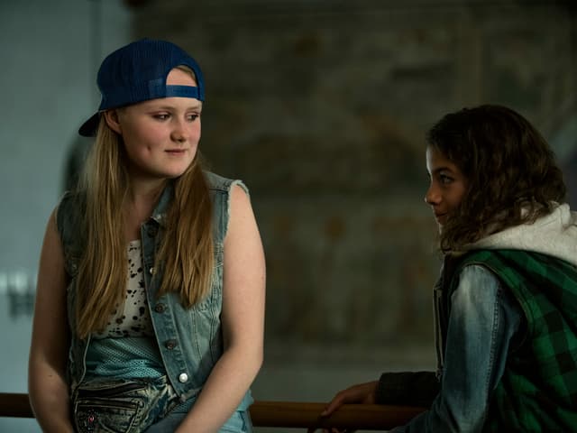 Lola (Anouk Petri) nimmt sich Mia rührend an. Lola (Anouk Petri) nimmt sich Mia rührend an.