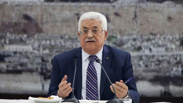 Mahmud Abbas sitzt hinter Mikrofonen Mahmud Abbas sitzt hinter Mikrofonen