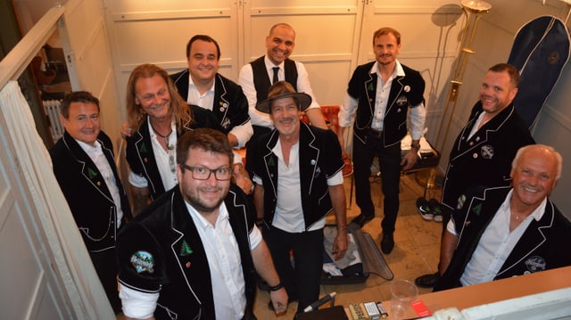 Heimweh sammeln sich vor dem Auftritt in der Garderobe - erwischt.