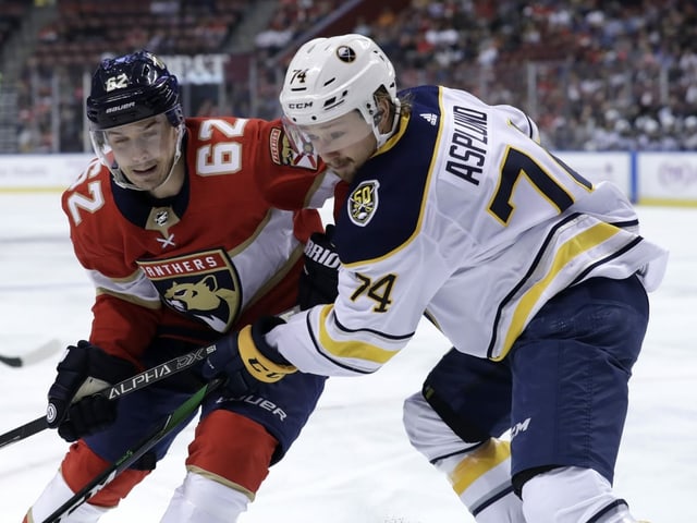 Floridas Denis Malgin (l.) und Buffalo-Center Rasmus Asplund. Floridas Denis Malgin (l.) und Buffalo-Center Rasmus Asplund.
