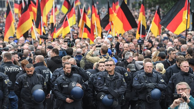 Demonstranten und Polizisten Demonstranten und Polizisten