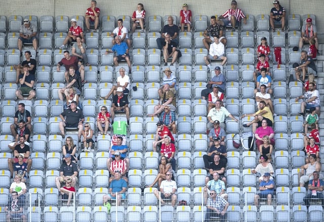 Fans in der Thuner Stockhorn Arena. Fans in der Thuner Stockhorn Arena.