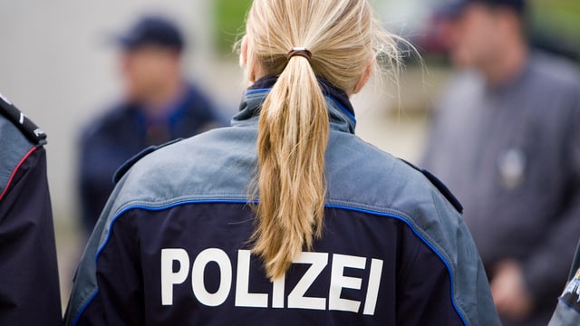 Polizistin von hinten. Polizistin von hinten.