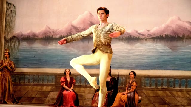 Ein Balletttänzer Tanzt auf einer Bühne in der Pirouetten-Position. Ein Balletttänzer Tanzt auf einer Bühne in der Pirouetten-Position.