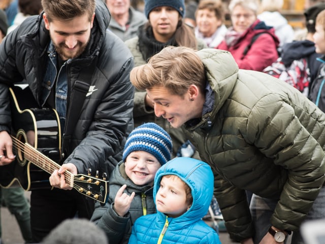 Da wächst wohl ein junger Rocker heran...